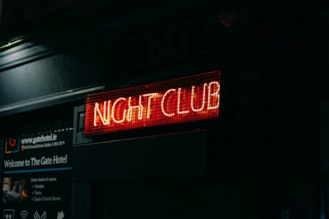The most durable and resistant materials for outdoor neon signs